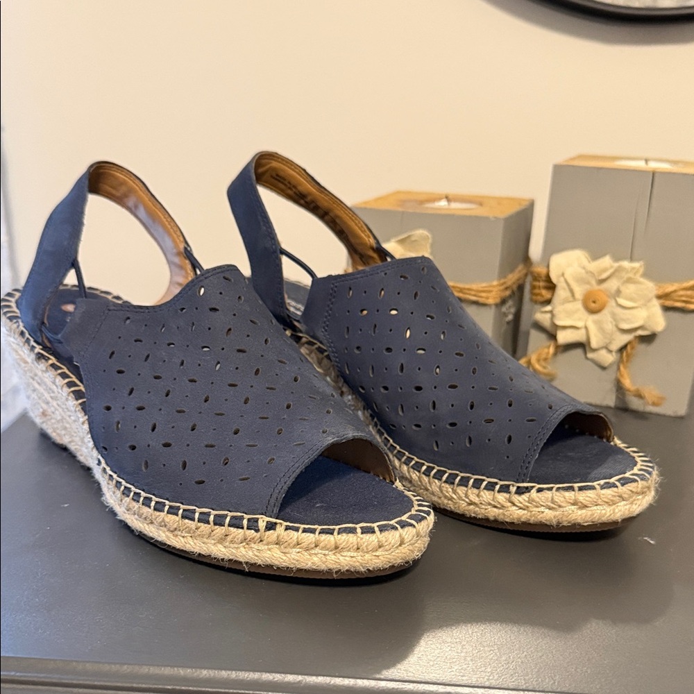 Clarks 7, Navy Wedge Sandals